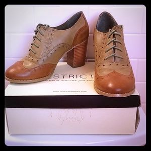 LIKE NEW! Super cute heeled oxfords